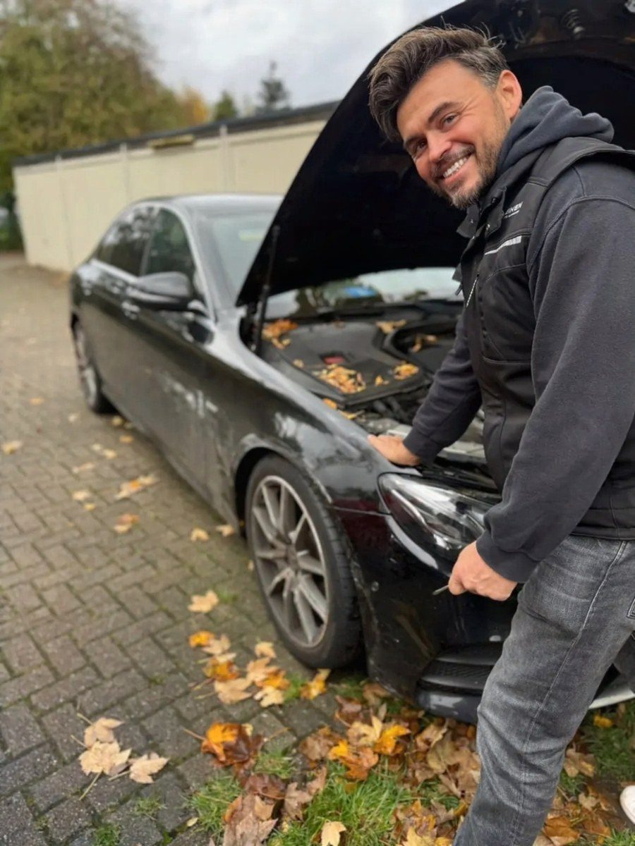 Kfz Gutachter für Kempen: Carsten Heiken bei der Fahrzeugbegutachtung