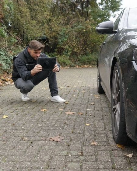 Carsten Heiken fotografiert ein Fahrzeug bei der Besichtigung in Kempen